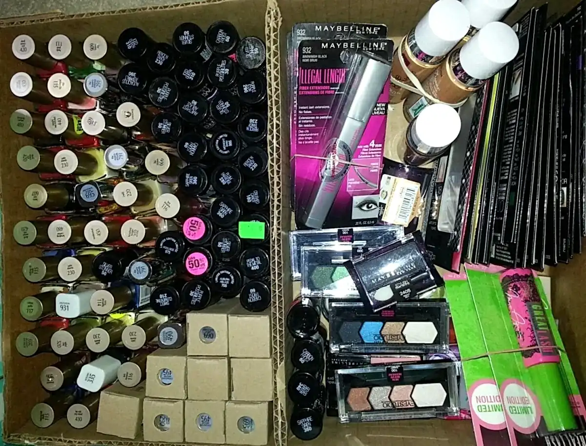 Lot revendeur de 50 pièces (Teint. ongle. yeux. lèvres) - BEAUTEPRICE Lot revendeur de 50 pièces (Teint. ongle. yeux. lèvres) - L'Oréal Paris - BEAUTEPRICE